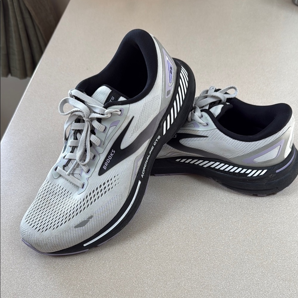 Brooks Adrenaline GTS 23 Light Gray & Purple Running Shoes; Size 10.5 Wide